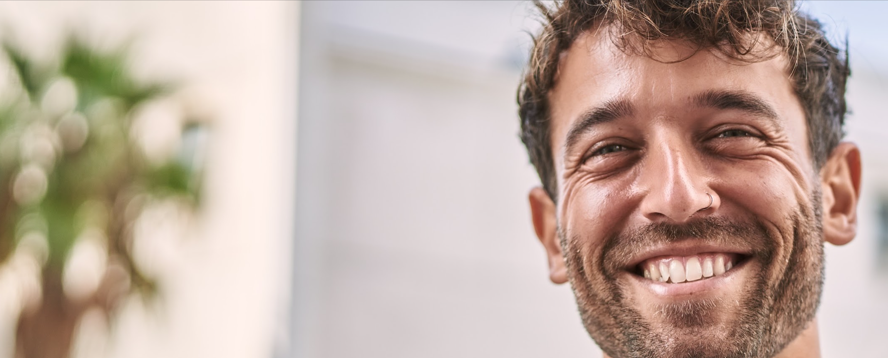 Actor en set cinematográfico con iluminación dramática