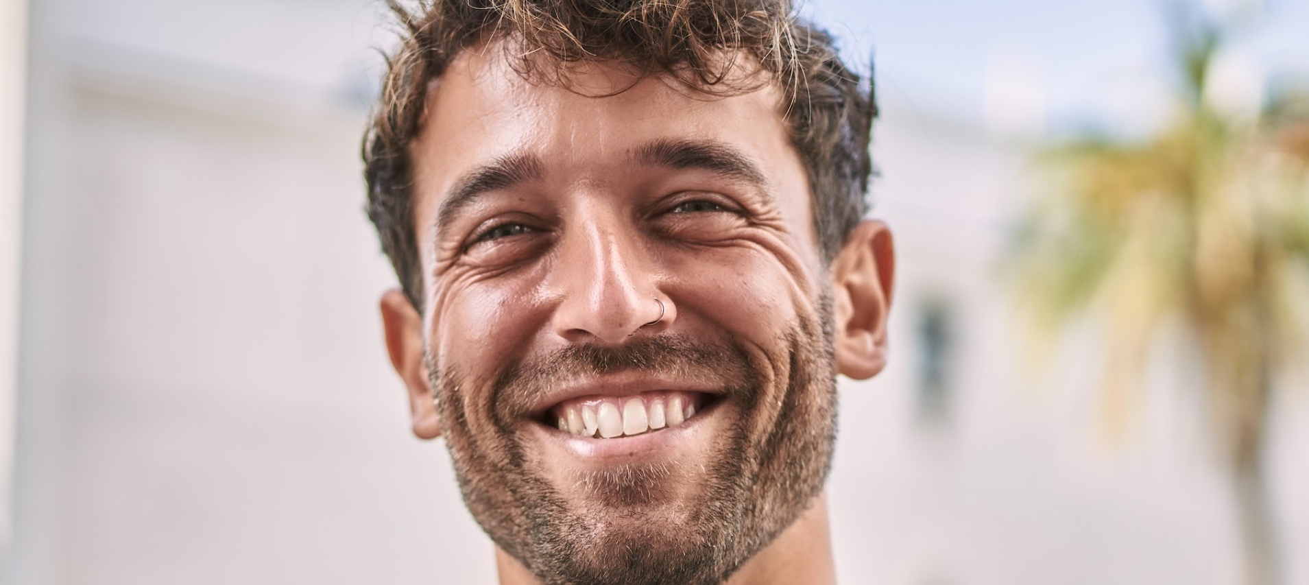 Actor en set cinematográfico con iluminación dramática